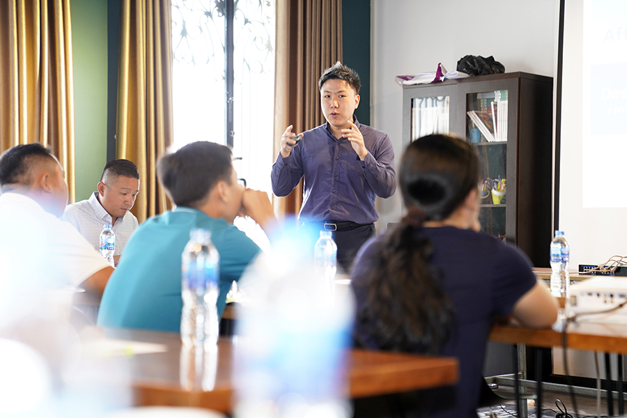 Jerry chen trinh bay noi dung training vec
