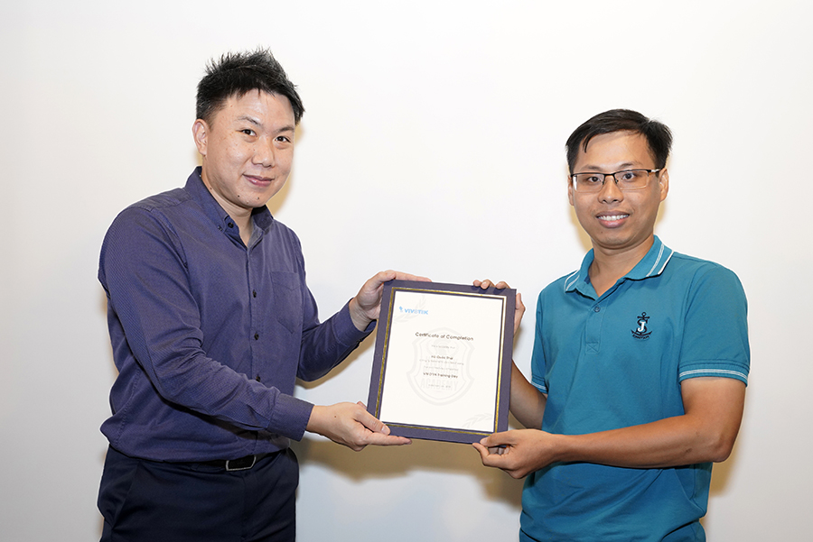 Trao bang cho doi tac 3